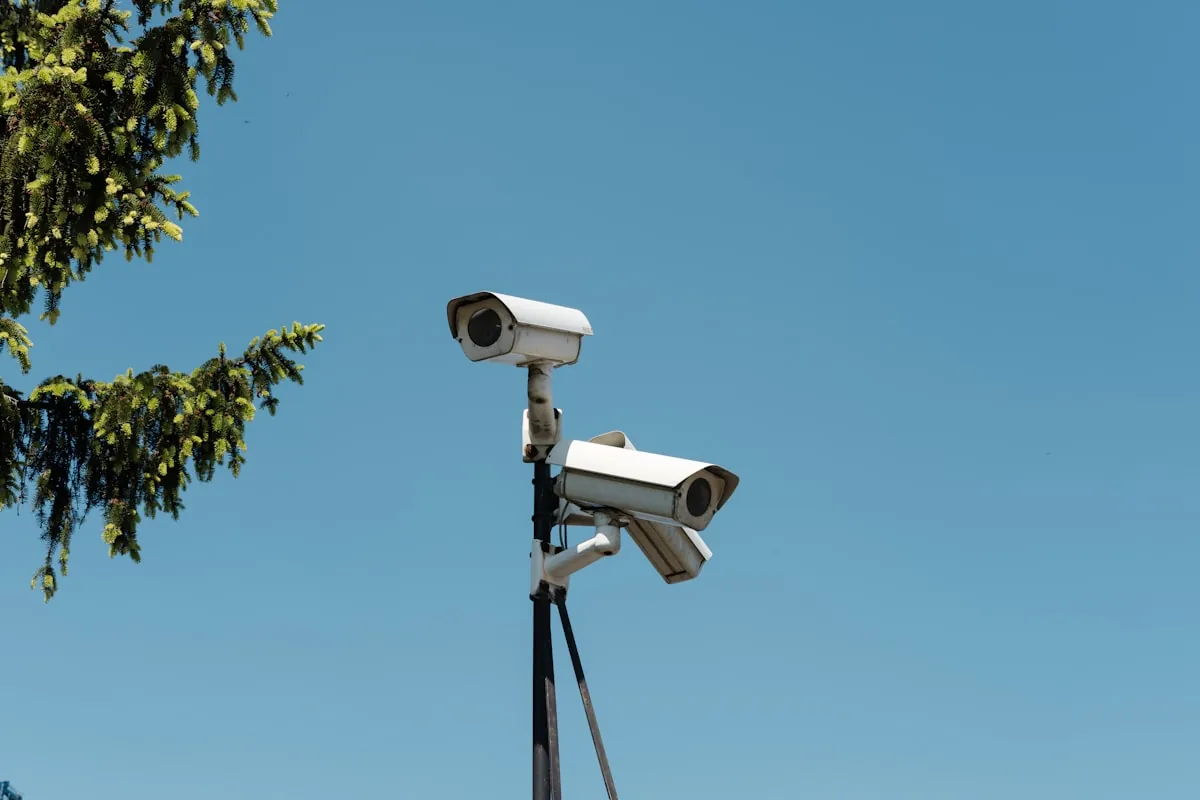 Cámaras de seguridad instaladas en un poste exterior