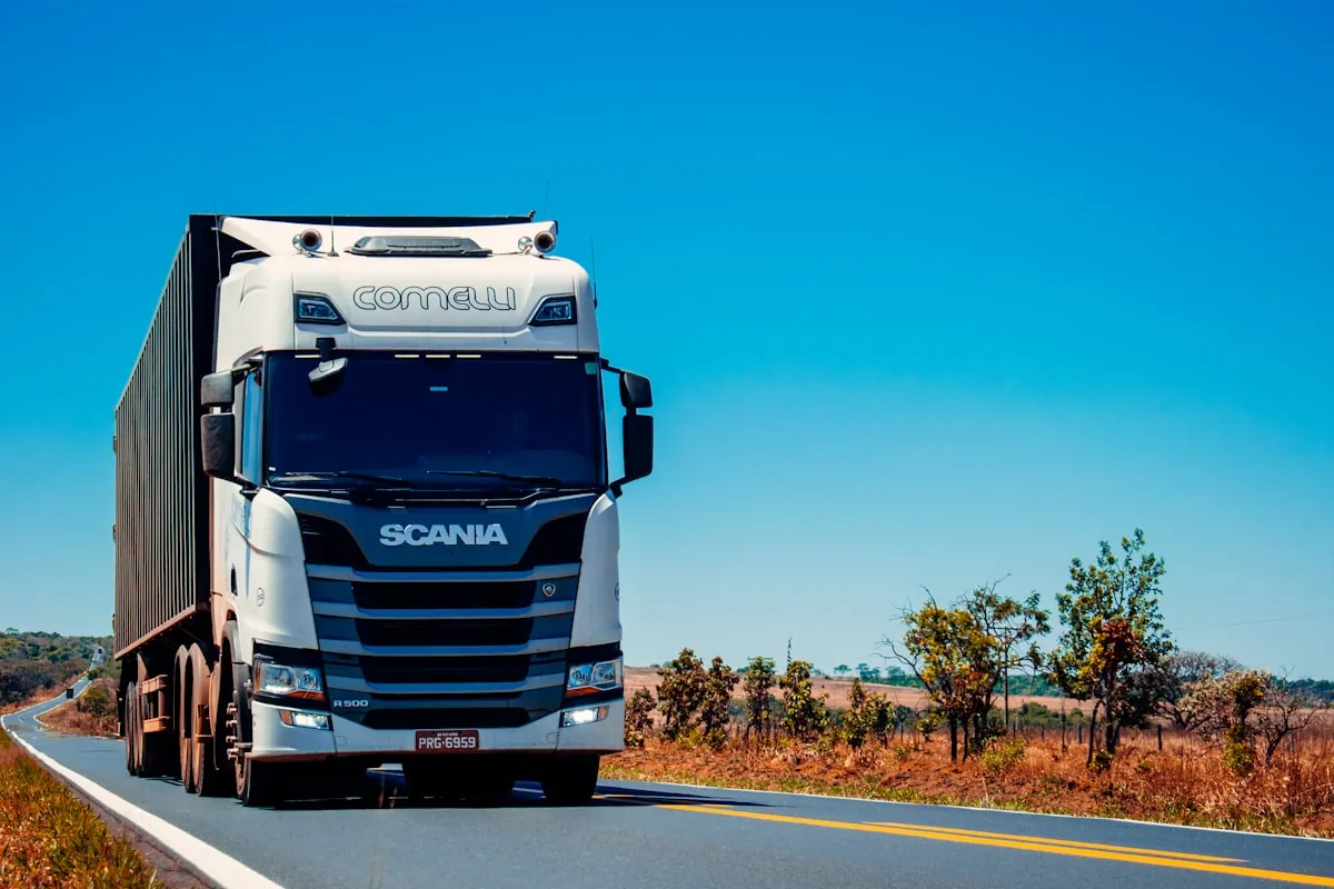 Camión de carga en carretera con rastreo GPS